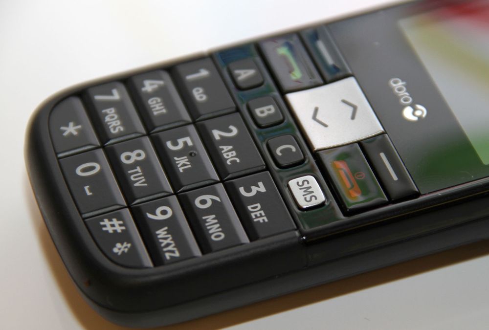 Over nummertastaturet er det tre hurtigkontakttaster og en hurtigstast til SMS.