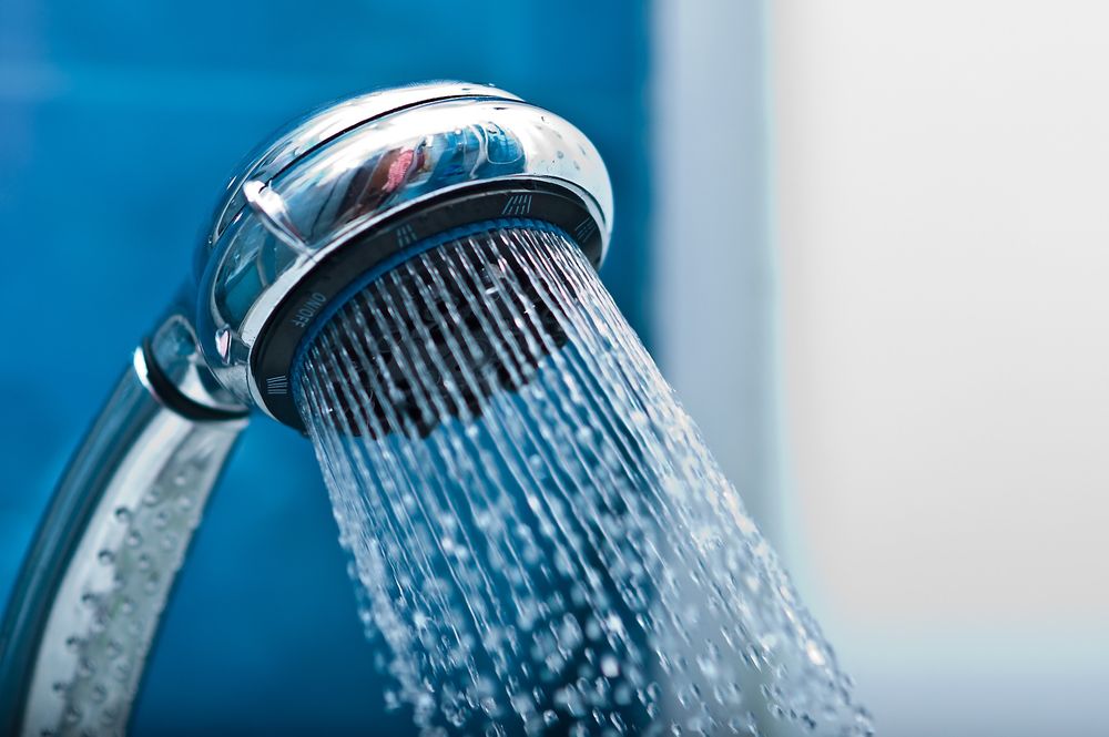 Et hull i et fjernvarmerør kan være årsaken til at oslobeboere fortsatt mangler varmtvann i dusjen, springen og i vannbårne radiatorer.