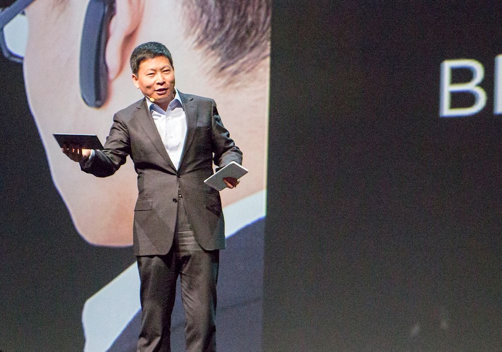 Se her, ropte Huawei-sjef for dingser Richard Yu. - Jeg får ikke plass til en iPad Mini i innerlomma og jeg kan ikke ringe med den. Begge deler er lett med X1.