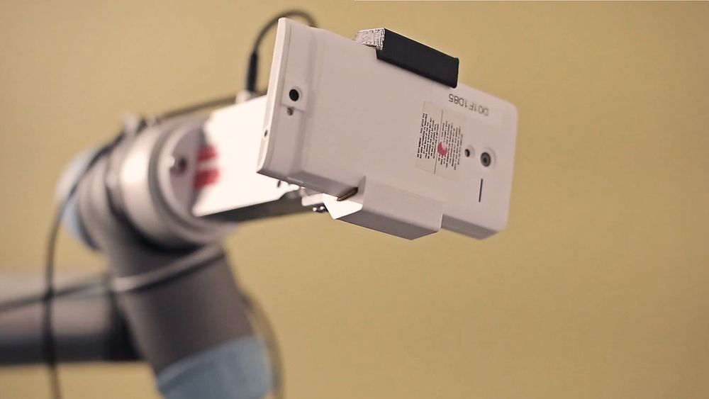 Den nåværende prototypen er en 5-tommers telefon, som sporer telefonens bevegelser i tre dimensjoner, samtidig som den kartlegger omgivelsene.