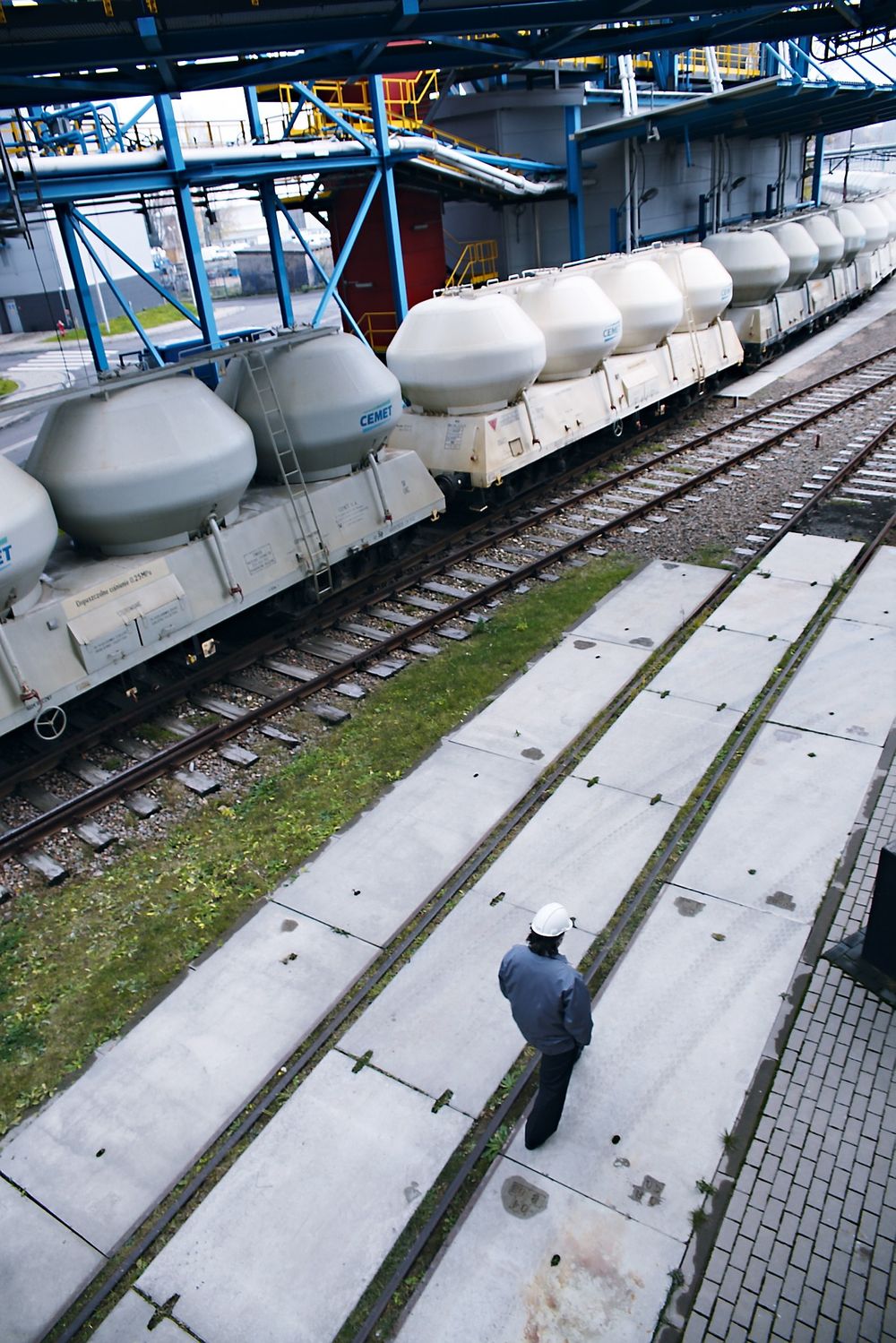 Tonnevis med kull kommer inn til Lagisza-kraftverket og tonnevis med støv går ut igjen i disse godsvognene.