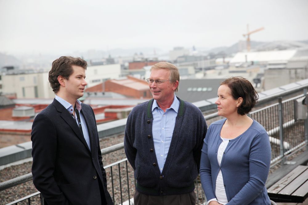 SJELDEN RASE: Knut Mansika (midten), Katrin Lervik og Ingar Steinsvik har god oversikt over Oslo fra kontorene i Akersgata. De utgjør halvparten av ingeniørene som jobber i OED, og sier ingeniørbakgrunnen gjør det ekstra spennende å være med på å påvirke tunge politiske prosesser.