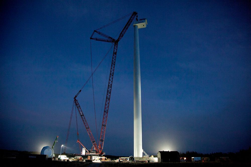  Her monteres verdens kraftigste vindturbin, V164-8.0 MW, på testsenteret i Østerild.