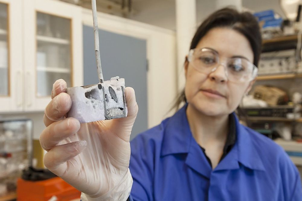 SINTEFs Ana Maria Martinez har tro på at høytemperatur elektrolyse kan brukes til å gjenvinne sjeldne jordartsmetaller fra skrap. Her har hun åpnet en digel etter et elektrolyse-forsøk. 