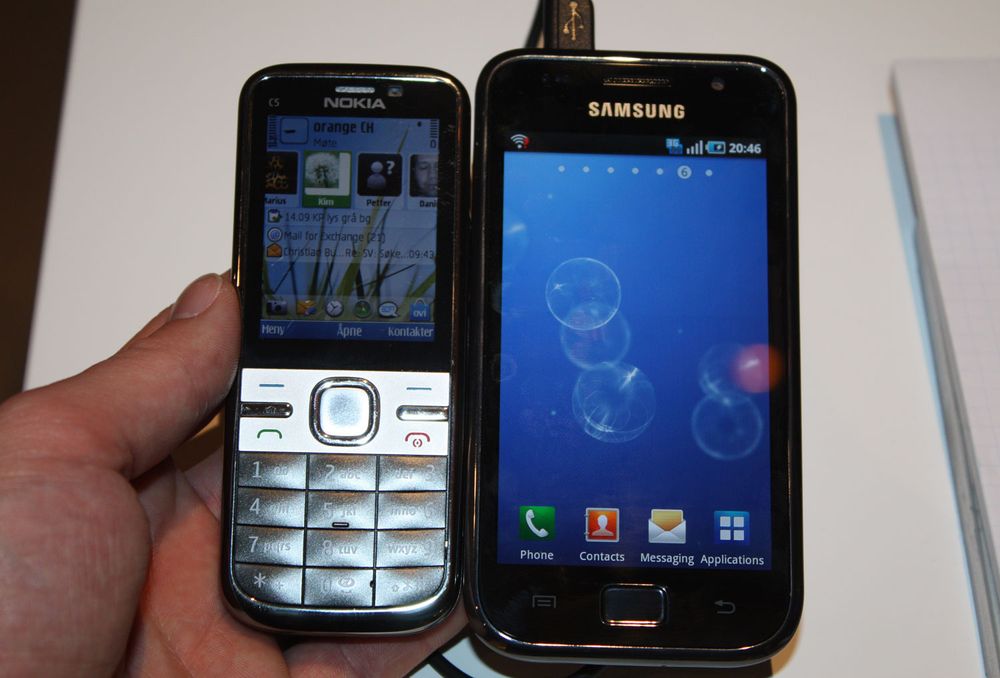Galaxy S er en storkar, sammenlignet med Nokia C5.