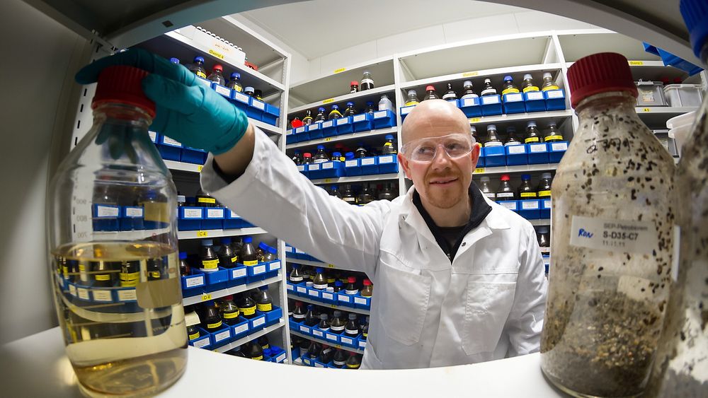  Forsker Roman Netzer i SINTEF har fått overraskende resultater under forsøk med å bryte ned oljesøl med bakterier. Her i SINTEFs "oljebibliotek".