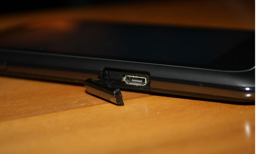 USB-tilkoblingen sitter på siden.