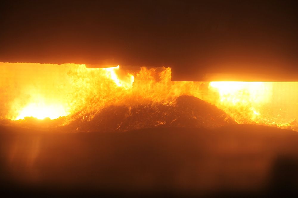 Jo lysere flammene er, jo høyere er utslippene av NOx. Elkem Salten har bygd om en ovn for å dempe de miljøfarlige flammene.
