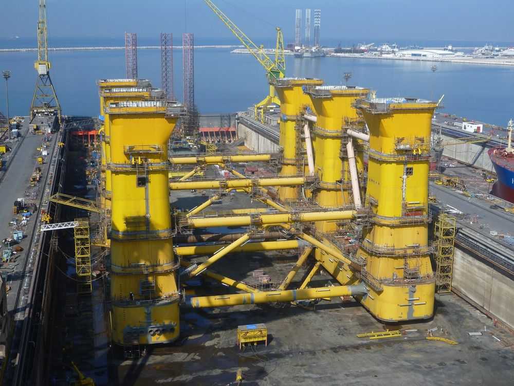 VERDENS STØRSTE: Plattformen Dolwin Beta bygges nå av Aibel i Dubai. Plattform har en omformerstasjon som skal stå i vindparkområdet Dolwin ved Helgoland på tysk sektor i Nordsjøen. Plattformen skal forsyne 1,5 millioner husstander med vindkraft og kan spare miljøet for tre millioner tonn CO2 i året. Dette er verdens største offshore anlegg for høyspent likestrøm.