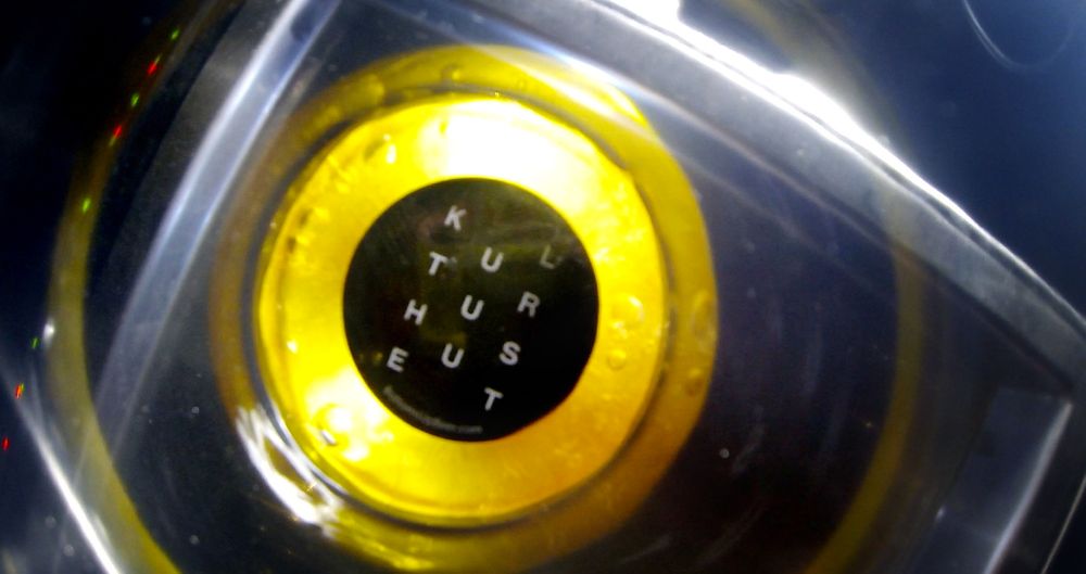 Når ølglasset dyttes ned på en fylletap blir en liten magnetplate i glasset dyttet opp og øllet kan sive inn. Magneten er festet til en metallring i glasset.