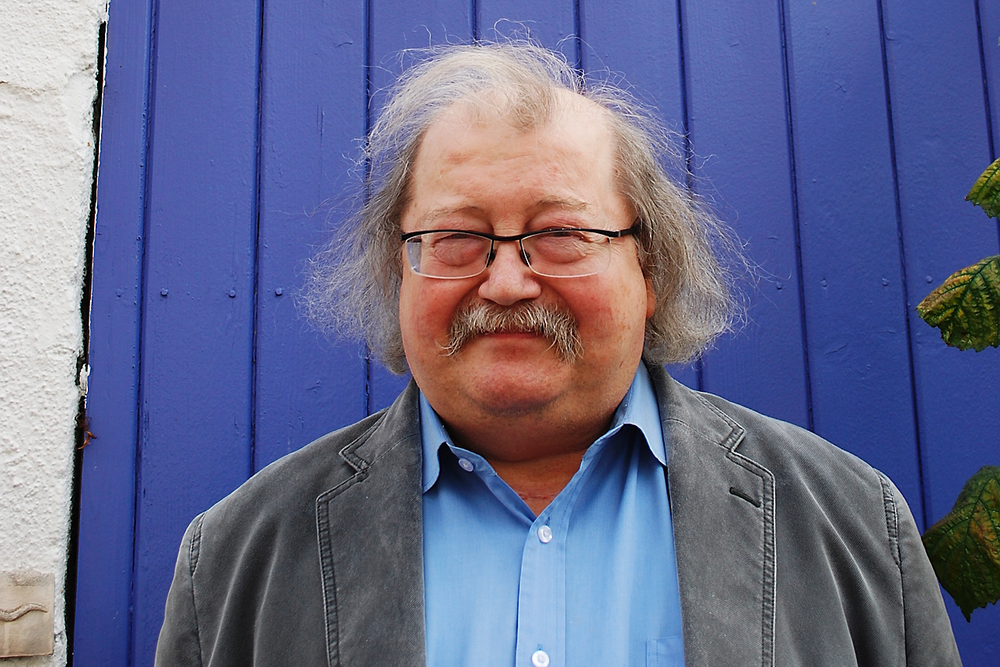 Professor Jon Bing utenfor det fiolette huset hans på Kampen i Oslo.