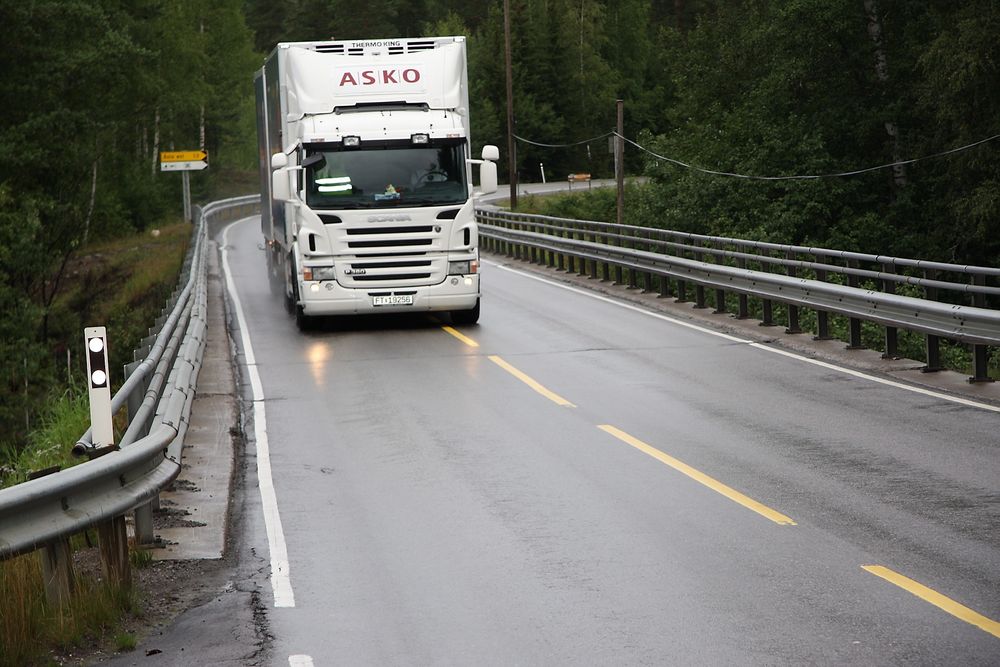 Mend det danske Vejdirektoratet øker fartsgrensen for å bedre trafikksikkerheten langs danske landeveier, mener det norske Vegdirektoratet økt fart øker ulykkesrisikoen betraktelig. 