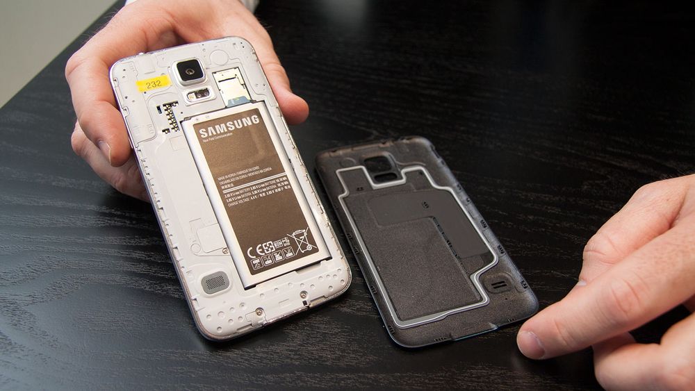 Bakdekselet kan fjernes, slik at du kan skifte batteri. Det gjør også behovet for luker som gjør telefonen vanntett mindre. Foto: Marius Valle