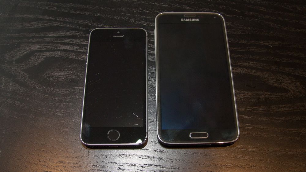 Galaxy S5 er betydelig større enn for eksempel iPhone 5S. Foto: Marius Valle