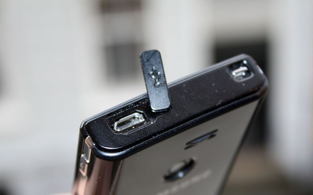 Det er USB-tilkobling på toppen av telefonen.