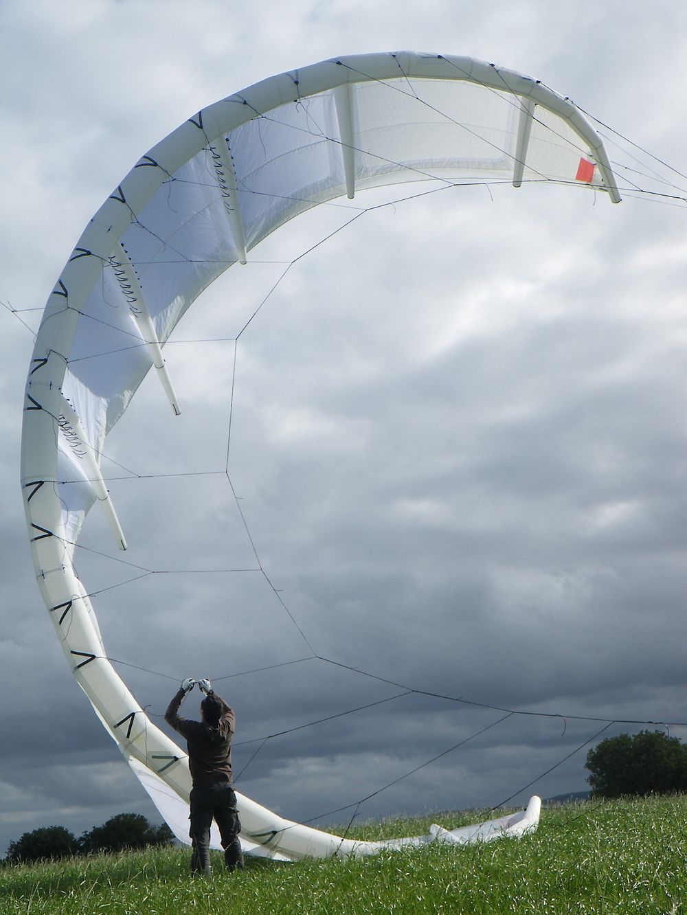 Under en test av konvensjonelle kiter i 2009, målte Kitemill trekkrefter på over 4,5 metriske tonn. På grunn av dette er kitene som blir brukt i prosjektet i dag laget av rigide materialer i kompositt. 