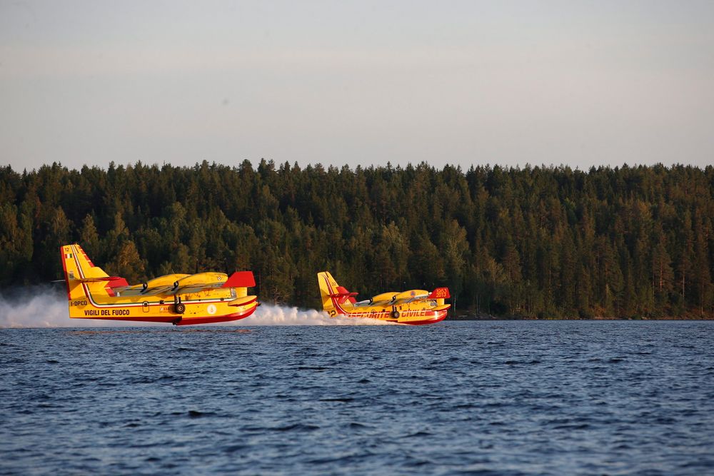  Et fransk og et italiensk vannbombefly tanker vann i Häredesjön i nærheten av den voldsomme skogbrannen som herjer Västmanland i Sverige. De tanker seks tonn vann i løpet av 12 sekunder.