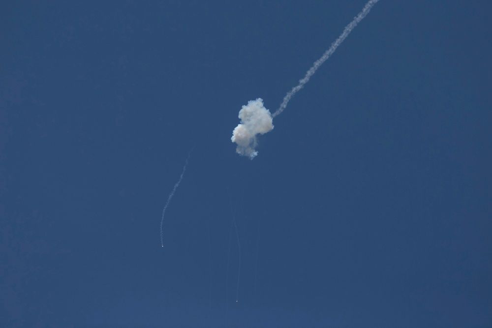 En rakett avfyrt fra militante palestinere på Gazastripen fanges opp av Israels anti-rakett-system nær den sørlige byen Sderot onsdag. 