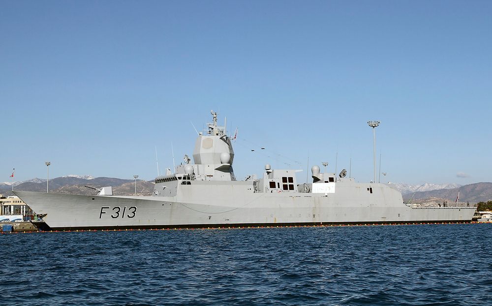 Fregatten KNM Helge Ingstad, her ankret opp på Kypros, deltar i operasjonen med å frakte kjemiske stridsmidler ut av Syria. 