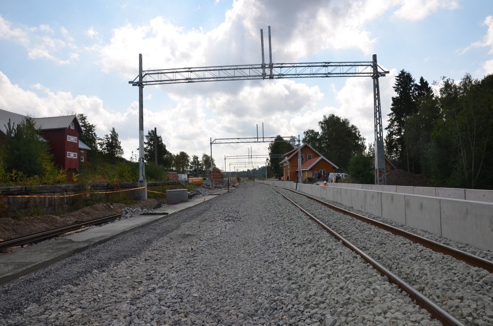 Også Kråkstad stasjon "blir ny". U-elementer til plattform  plasseres. Til venstre ligger såle for plattform på spor 2. Spor 1 er ferdig bygget, men ikke pakket. 