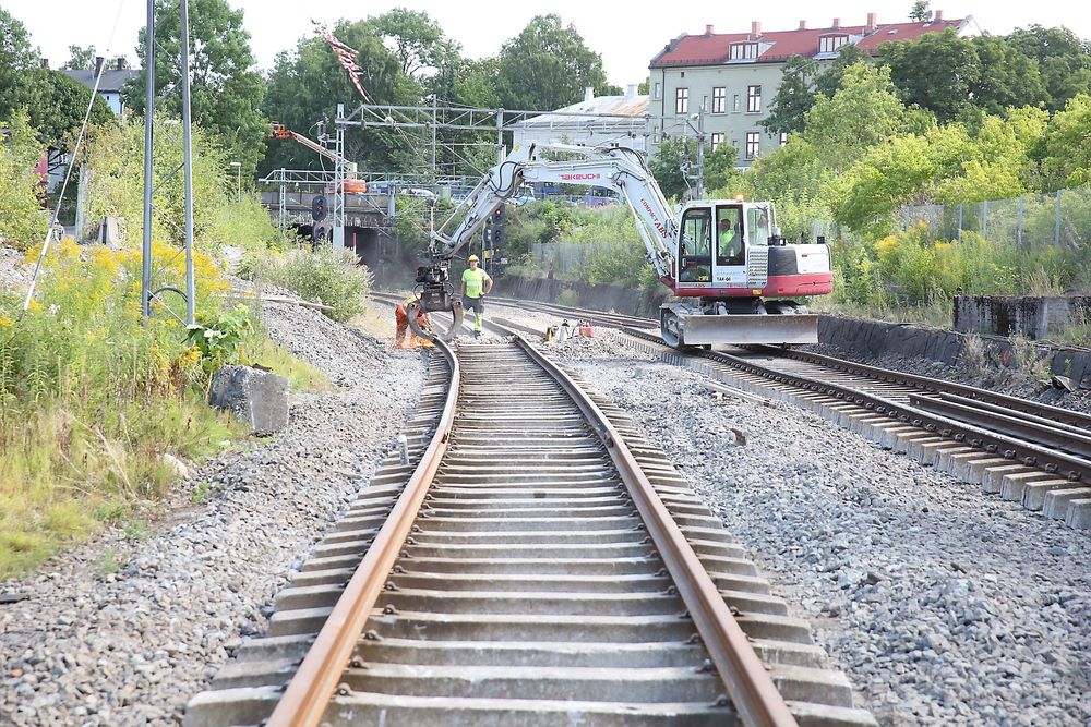 Norsk Jernbanedrift er underentreprenør for Skanska når skinnegangen rives og tilpasses den nye brua over den kommende byggegropa til Follobanen ved Loenga i Oslo.
