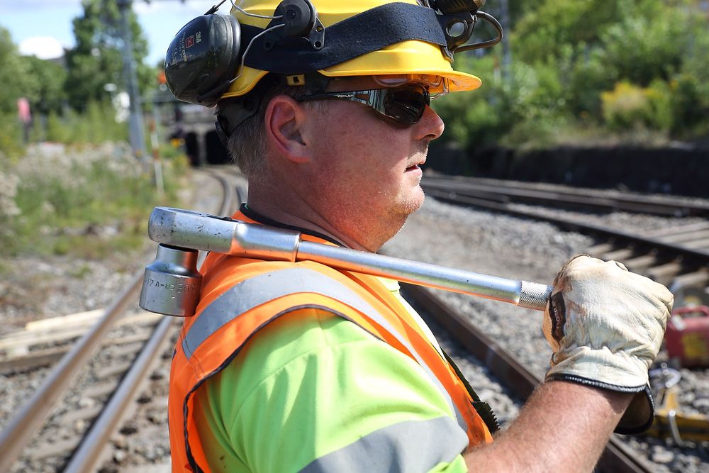 Micael Anderson fra Norsk Jernbanedrift jobber med å legge skinner på Østfoldbanen på Loenga. Sporene ble revet i forbindelse med bygging av en ny bru over den kommende byggegropa til Follobanen.