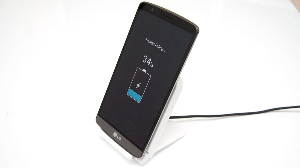 Det tar omtrent fire timer å lade telefonen helt opp. Det er dobbelt så lang tid som LG G3 bruker på å lade på gamlemåten. 