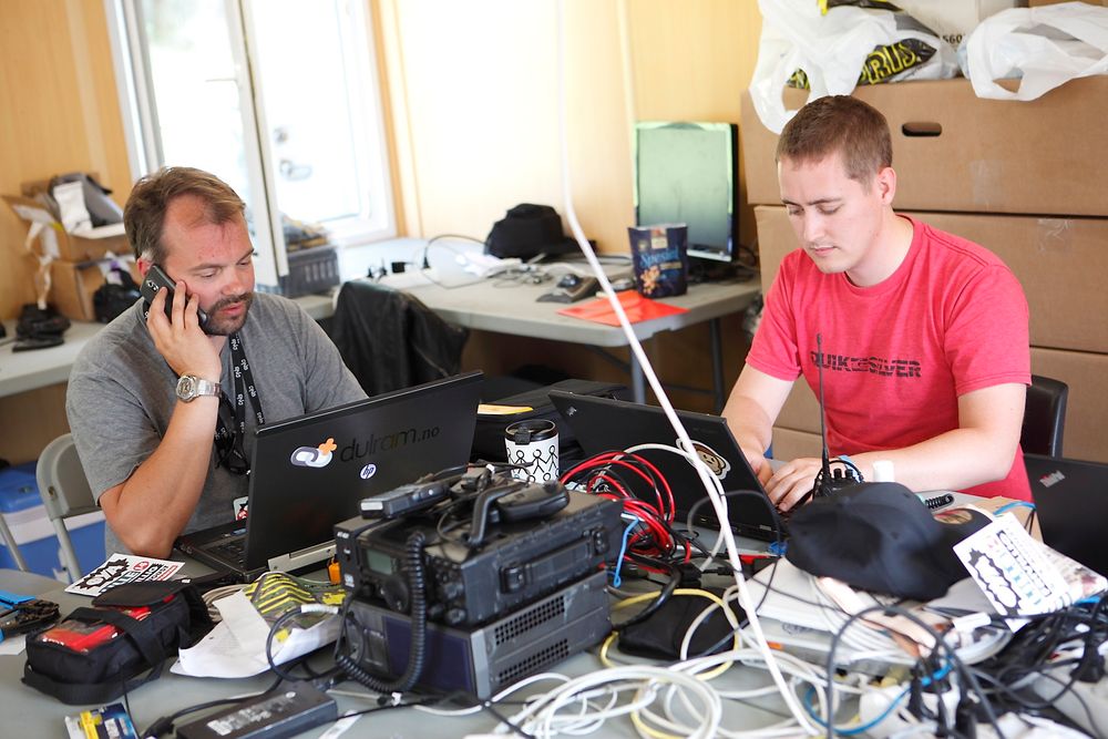 Marius Weetman og Daniel Husand har kanskje den kuleste sommerjobben en IT-ingeniør kan ha.