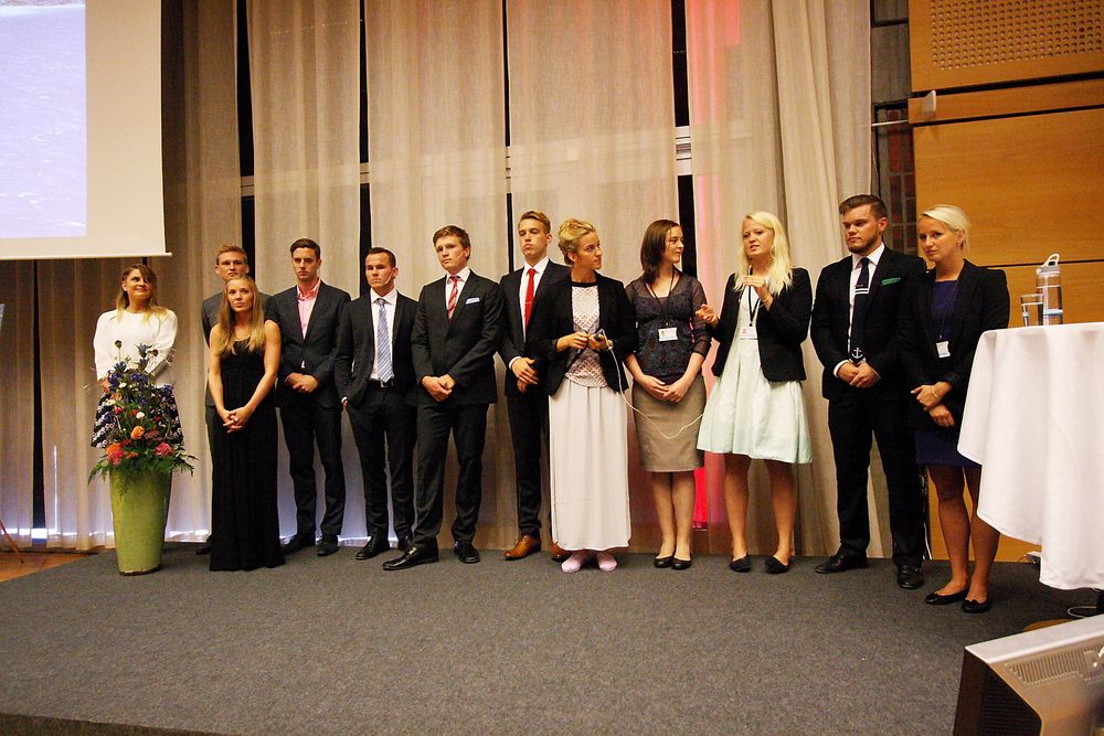 Her er de 12 studentene som var med på DNV GLs sommerprosjekt. Fra venstre Anne Karen Aanonli, Jan-Tore Haugan Horn, Ingvild Skappel, Ståle Toften, Magnus Granerød, Sven Ole Mollestad Nicolaysen, Mats Mathisen Aarlott, Kristine Marie Berg, Marit Bonnevie-Svendsen, Malin Anderberg, Eirik Schultz og Veronica Liverud Krathe. 