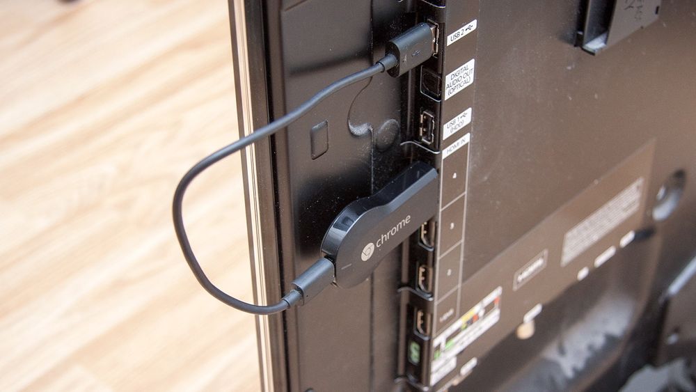 Du smetter Chromecast inn i en ledig HDMI-tilkobling, og forsyner den med strøm fra en ledig USB-tilkobling eller eventuelt en egen USB-lader. 
