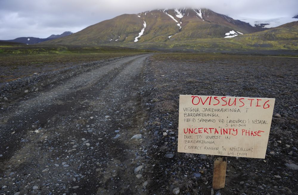 Et varselsskilt er satt opp på veien som fører til Bardarbunga-vulkanen på Island, etter kraftig seismisk aktivitet i området de siste dagene. Lørdag kommer det meldinger om at et lite utbrudd er i gang nordøst for vulkanen. 