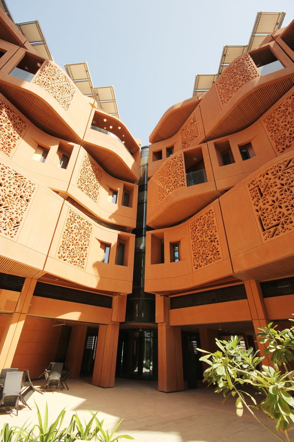 Leilighetene huser studenter fra Masdar Institute of Science and Technology. Kvinner og menn har egne bygg, og hver student har egen leilighet med soverom, kjøkken, stue, bad og balkong.