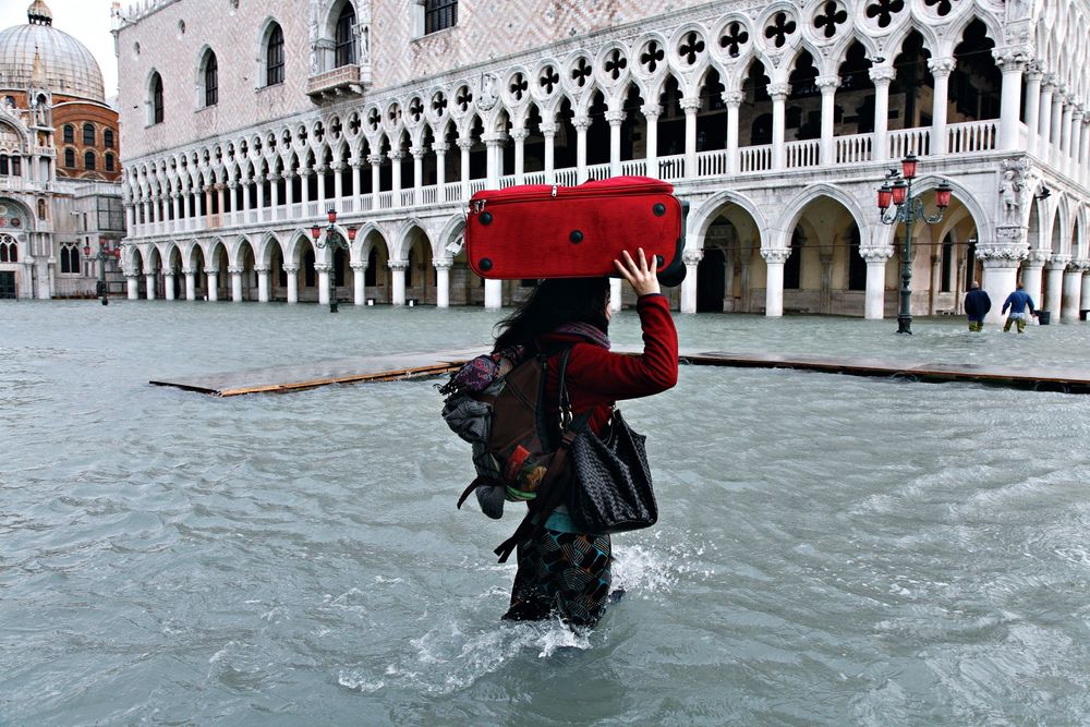 Truet: Venezia er ikke ukjent med flom. I desember 2008 (bildet) steg vannet med 156 cm. Også i 2009, 2010, 2012 og 2013 opplevde byens innbyggere og turister at vannivået steg med mellom 143 og 149 cm. Det er slike hendelser Mose skal stoppe.