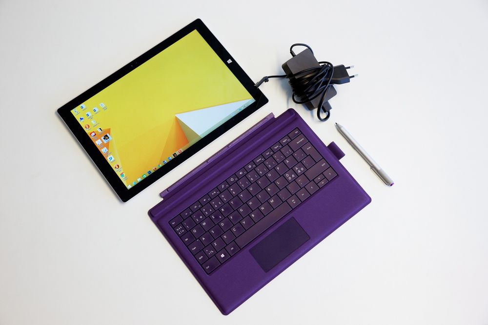 Surface Pro 3: Komponentene i pakken er selve brettet, med en fornuftig liten strømforsyning og penn. Tastaturet kommer i tillegg til rundt tusenlappen, og det trenger du.  