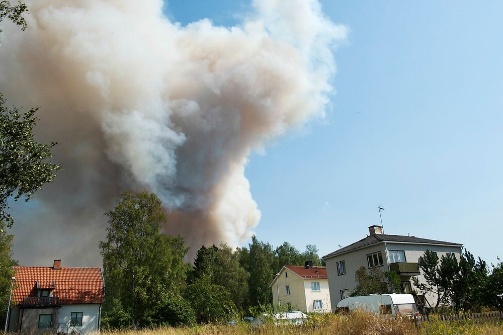  Beboere i Gammelby må evakuere pågrunn av en stor skogbrann som har herjet Sala kommune siden torsdag.