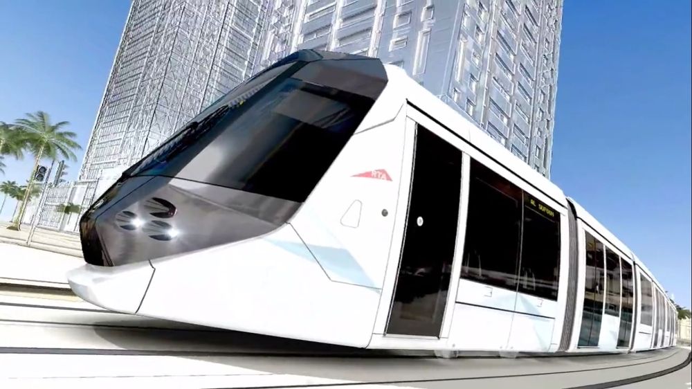 Trikken som er levert av Alstom, er 44 meter lang og tar 405 passasjerer.