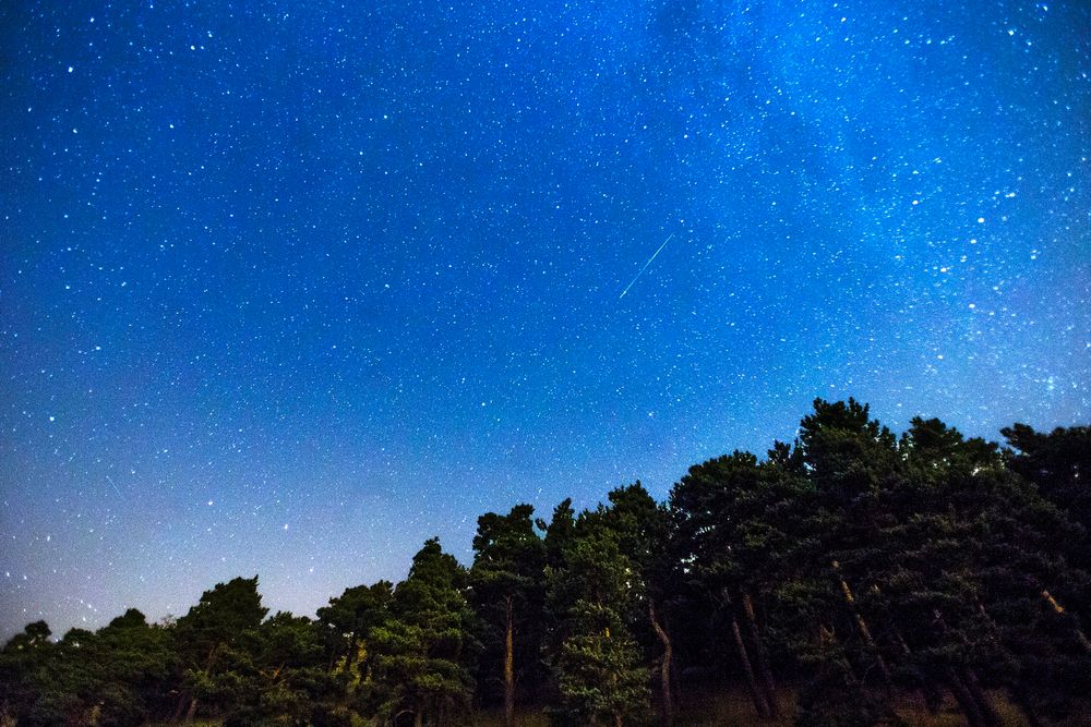 To meteorer fra Perseidene sett fra utkanten av Madrid 28. juli 2014.