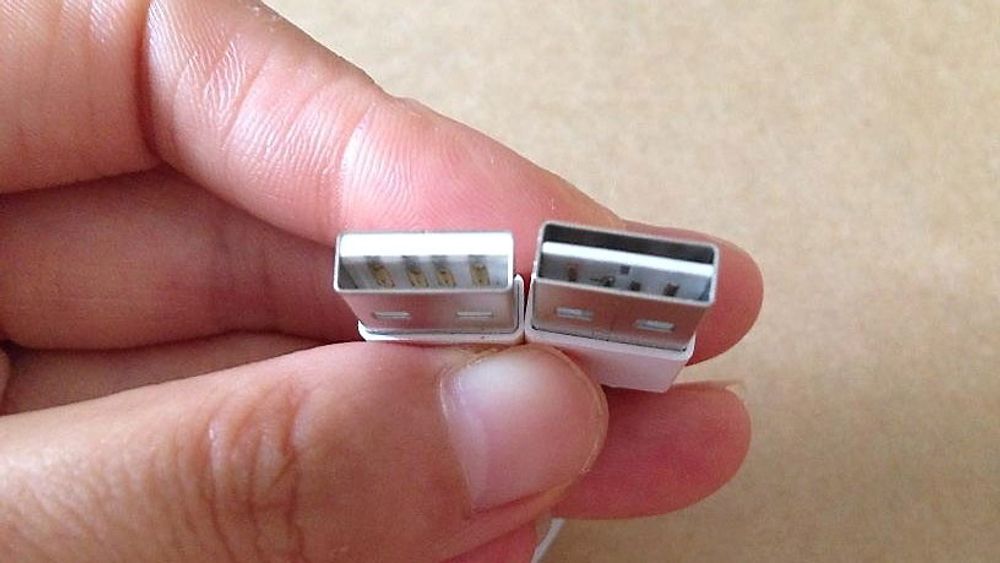 Sonny Dickinson postet dette bildet på Twitter. Pluggen til høyre skal være Apples nye USB-tilkobling som kan plugges inn begge veier. Dette eksisterer imidlertid fra før. 