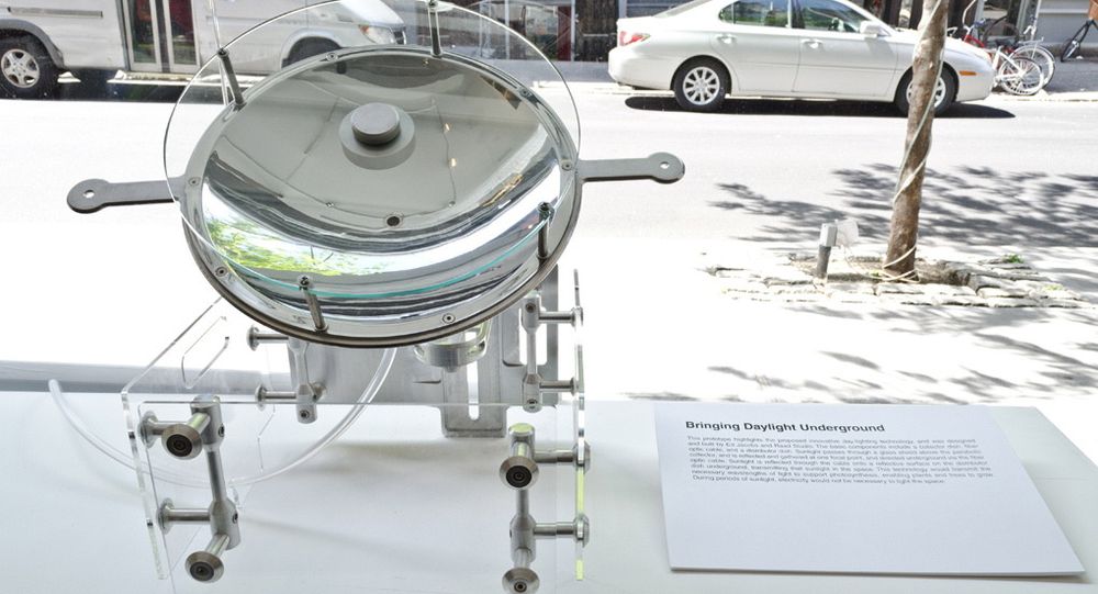 Paraboler av denne typen skal samle og konsentrere lyset, og fiberoptiske kabler leder det derfra videre ned under jorden. 