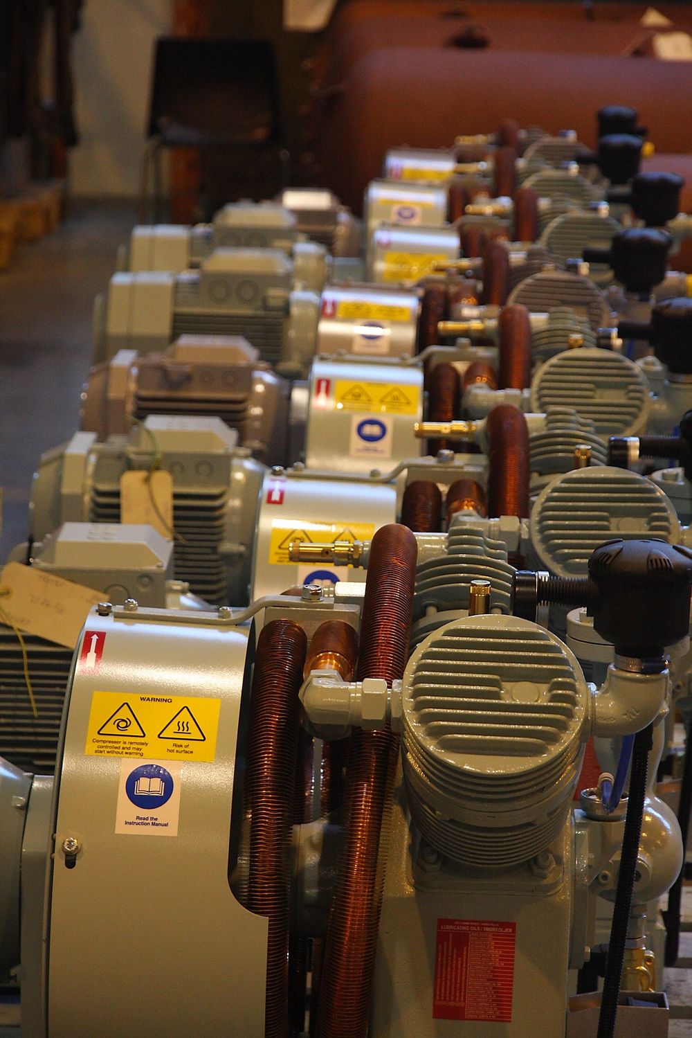 Montert: Kompressorer på rekke og rad. De består av en lavtrykks- og en høytrykksdel med kjøling og lufttørking.  