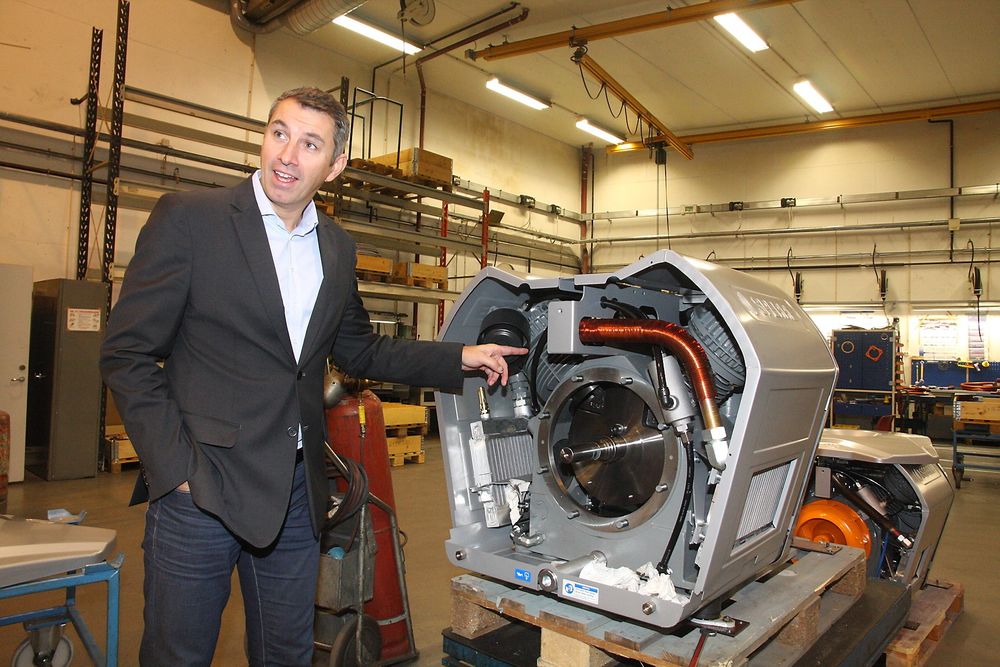 Ny generasjon: Ole Nustad med den nye X-kompressoren. Innkapslingen skal hindre at noen kan komme i kontakt med varme flater. 