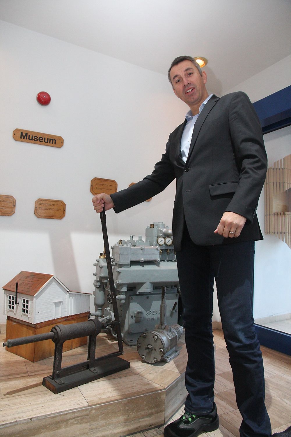 Håndkraft: Adm.dir. Ole Nustad med godt grep om den første kompressoren til Sperre fra 1938.  