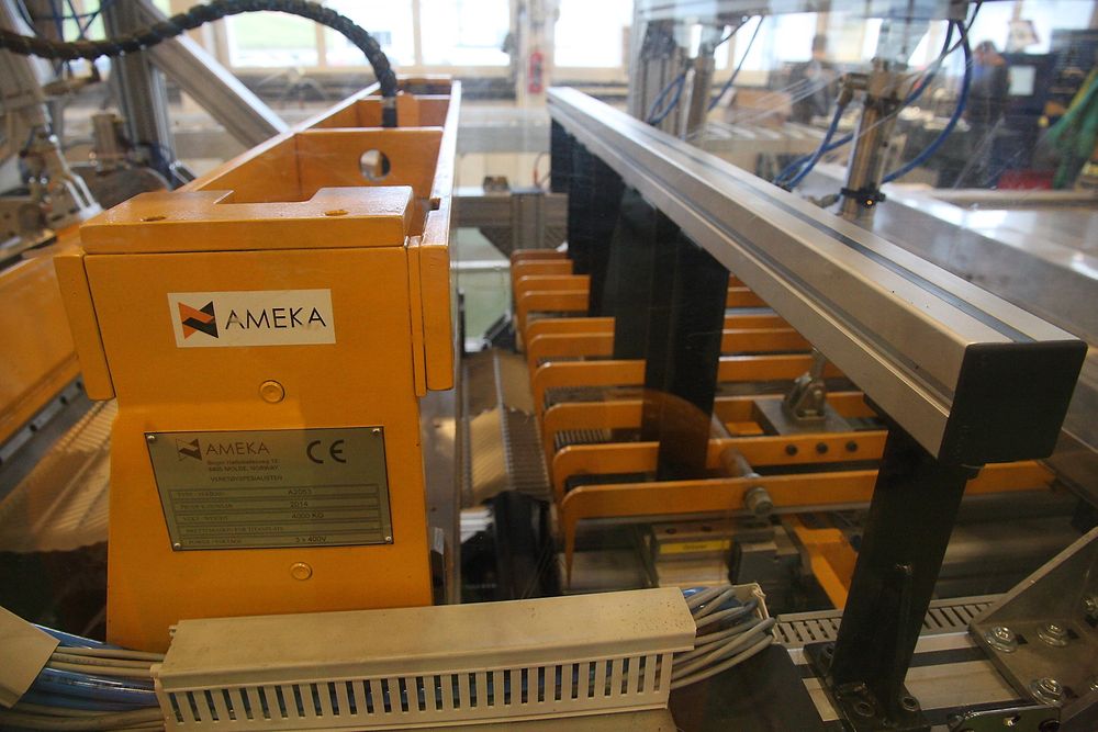 Brett: Her blir de lange titanplatene brettet slik at kjøleren får en stor overflate som tar lite plass, og som gjør rengjøring enkelt. 