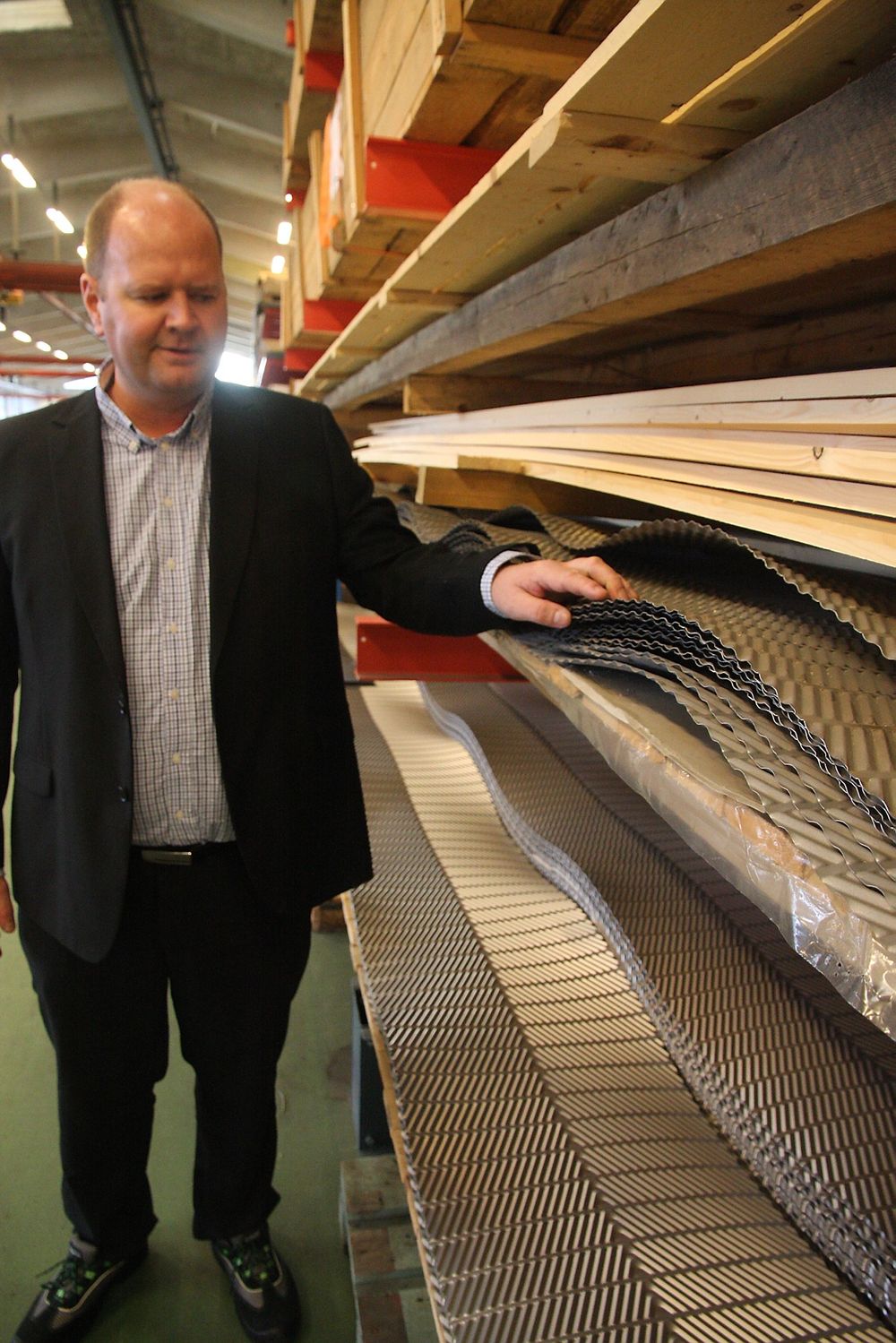 Brett: Adm.dir. Rune Myklebust i Sperre Coolers med titanplatene på 6 m2 som brettes og settes inn i moduler.. 