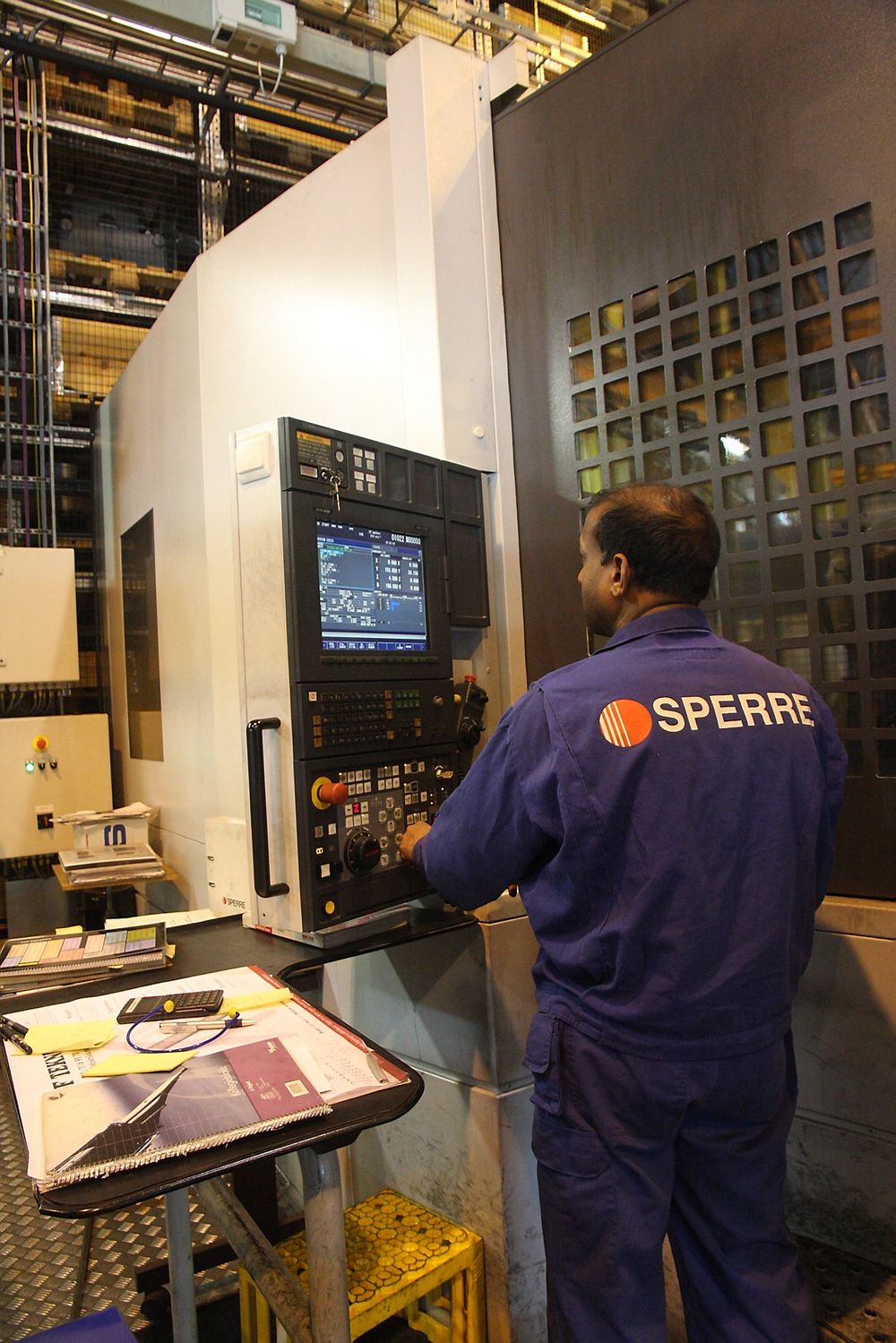 Automatikk: Helautomatisk dreiecelle med 180 verktøyplasser. Robot plukker råvarer fra automatisk lager, maskiner, setter tilbake til lager. Kan jobbe kontinuerlig i 72 timer. 