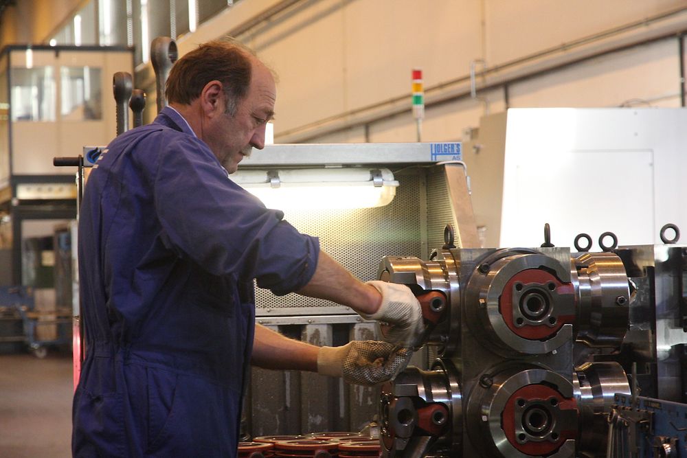 Klargjøring: Emnene som skal maskineres gjøres klar før roboter overtar. 