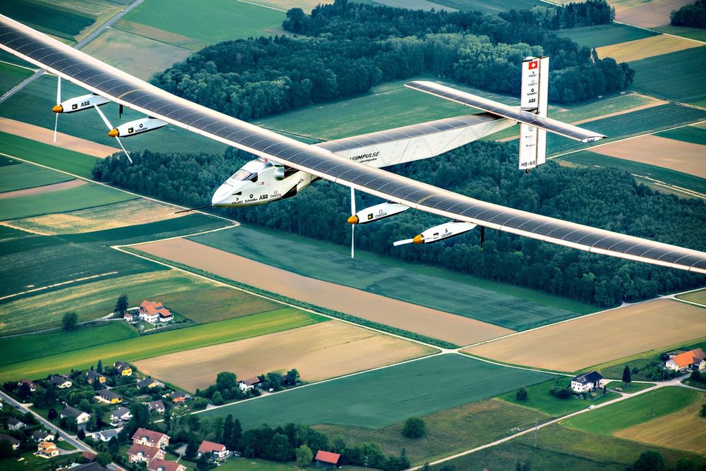 Lett: Solar Impulse 2 har større vingespenn enn en jumbojet, men veier likevel ikke mer enn 2,3 tonn. Over 17.000 solceller er fordelt utover vingene og flykroppen.