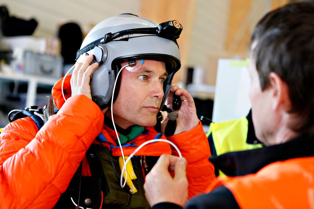 Tester: Bertrand Piccard tar på seg hjelmen før han skal ut på en ny testflyvning av Solar Impulse 2 nå i november. 