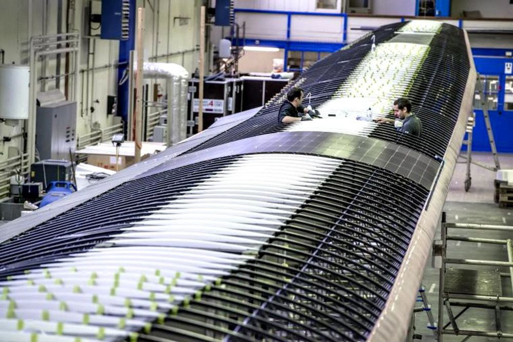 Byggingen av flyet med over 17.000 solceller montert på vingen.