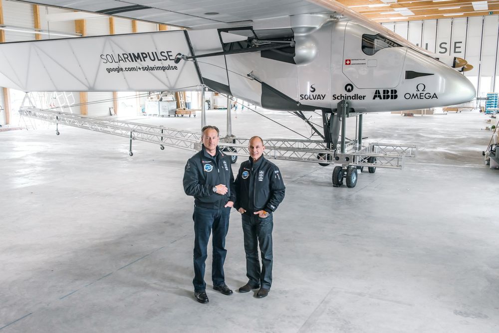 Høy på solkraft: Bertrand Piccard (t.h.) og kompanjon Andre Borschberg foran Solar Impulse 2.